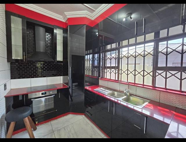 3 BEDROOM HOUSE FOR SALE IN FLORENTIA